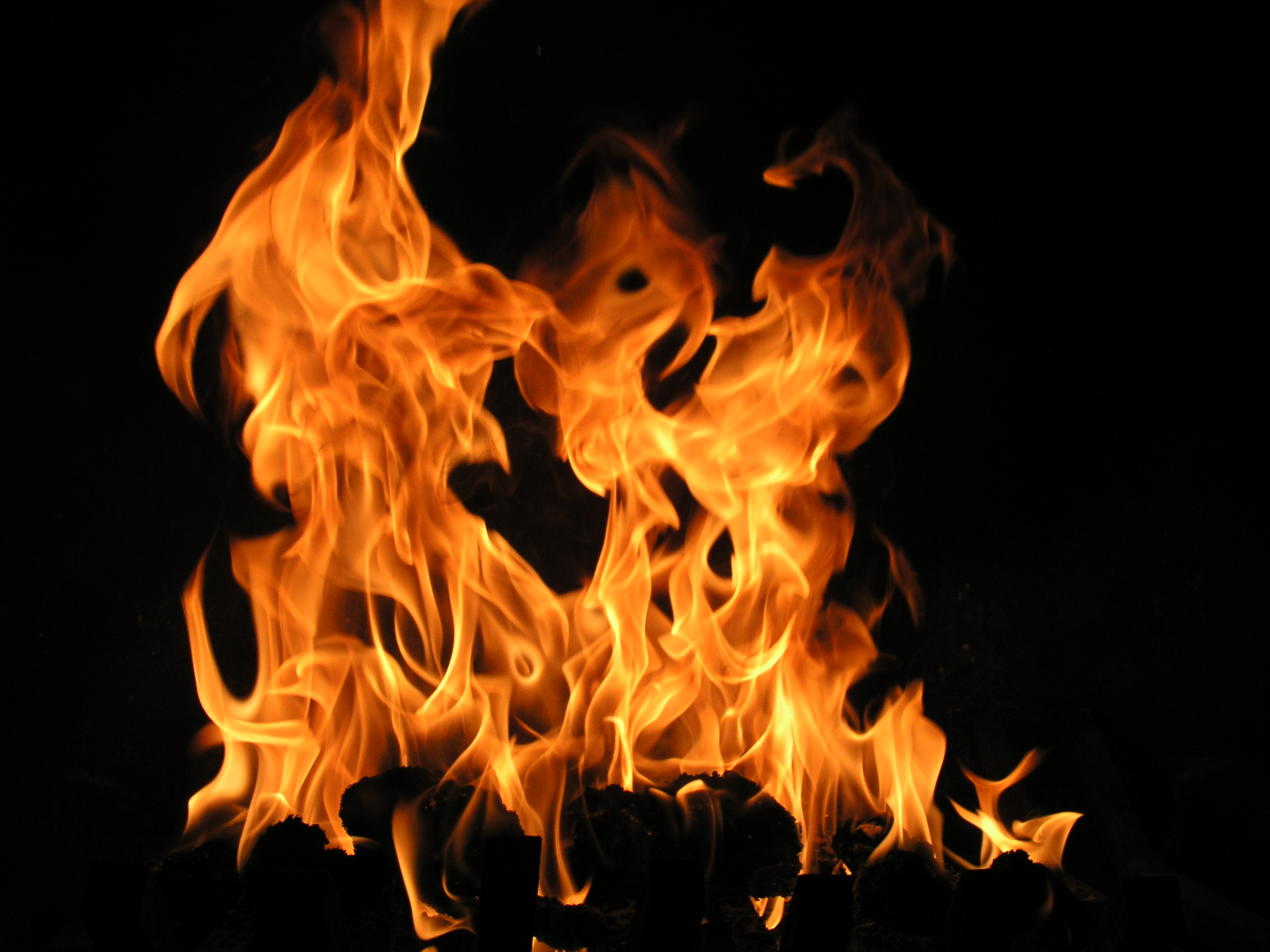 Feuer. Огонь. Текстура огня. Пламя огня. Огонь на черном фоне.